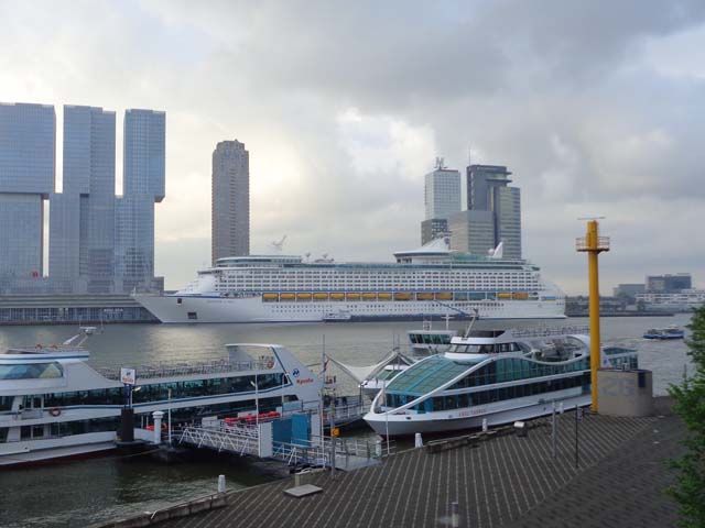 Cruiseschip ms Explorer of the Seas van Royal Caribbean Cruises Ltd. aan de Cruise Terminal Rotterdam